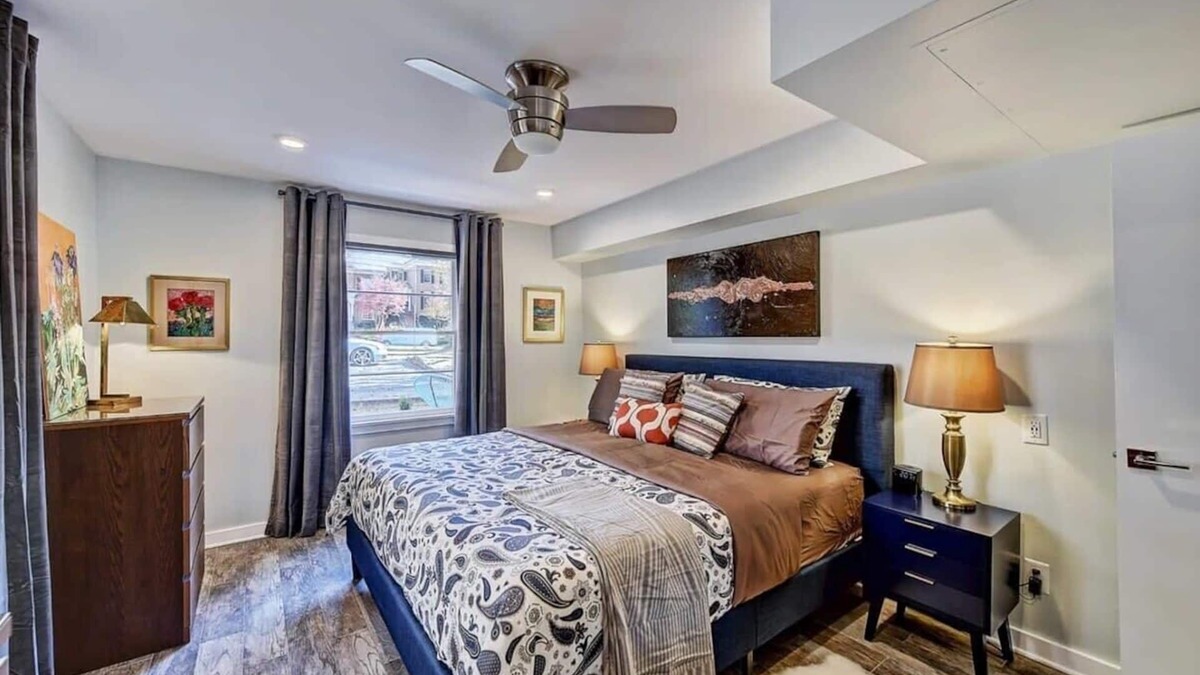 Cherry Condo | Clean Myers Park 1BR King Condo | Queens Rd