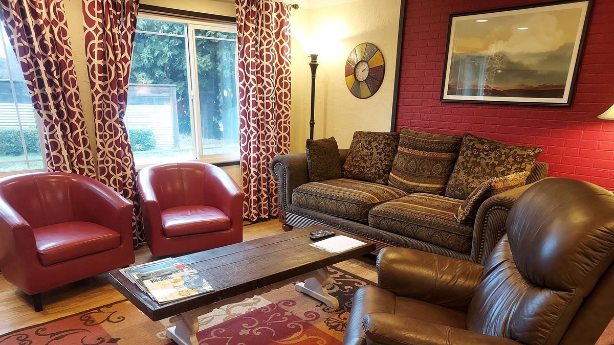 Hood River House | Clean, peaceful and affordable home with jacuzzi, NOT A PARTY HOUSE
