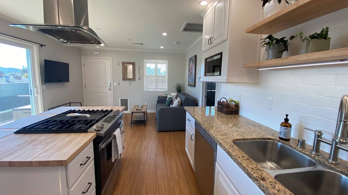 Burbank Condo | Clean Penthouse with Balcony