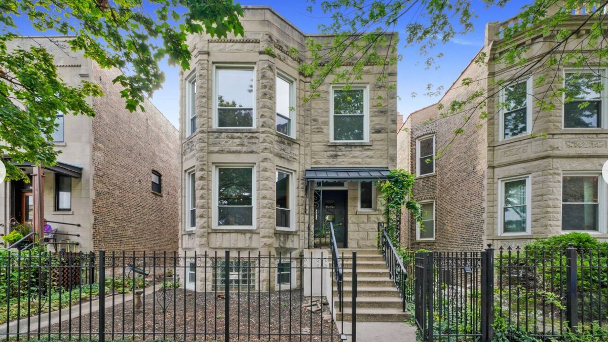 Logan Square House | Clean, Private, Cozy Urban Oasis Chicago Greystone In Heart of Logan Square