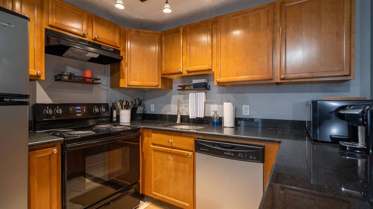 Manchester Apartment | Clean & Quiet Downtown 1BR Apartment w/ Parking