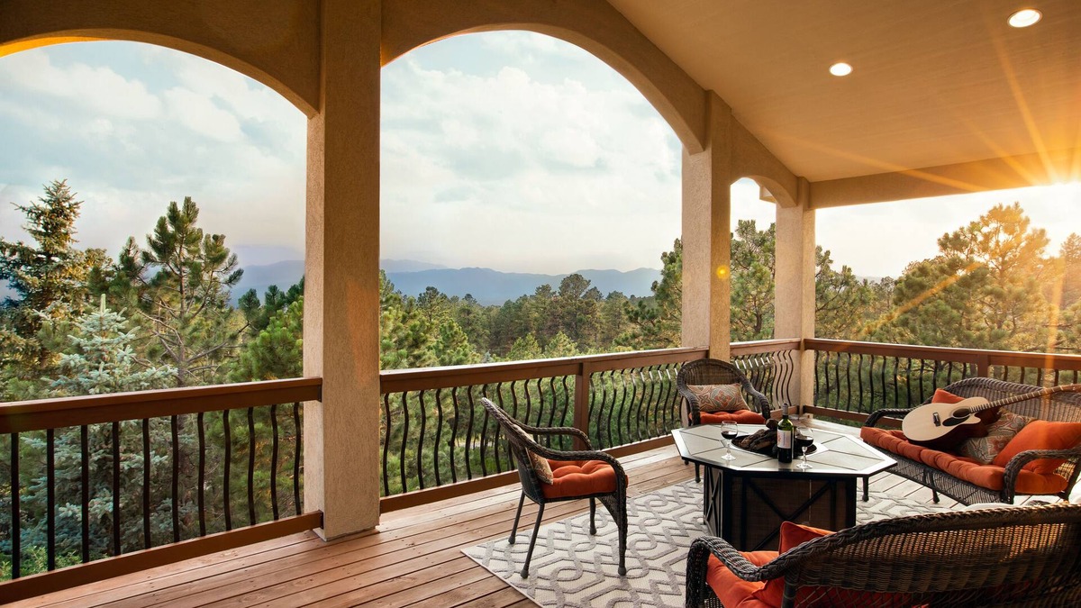 Colorado Springs House | ✔️Clean★Quiet Forest★King Bed★Hot Tub★Scenic Mt Views★Cozy FP★Lg Game Rm★Grill✔️