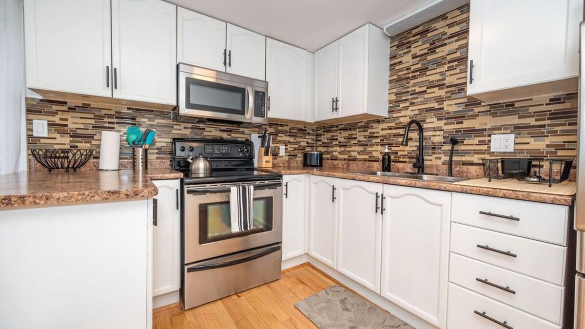 Pembroke House | Clean, renovated, modern 2 bedroom house in Pembroke