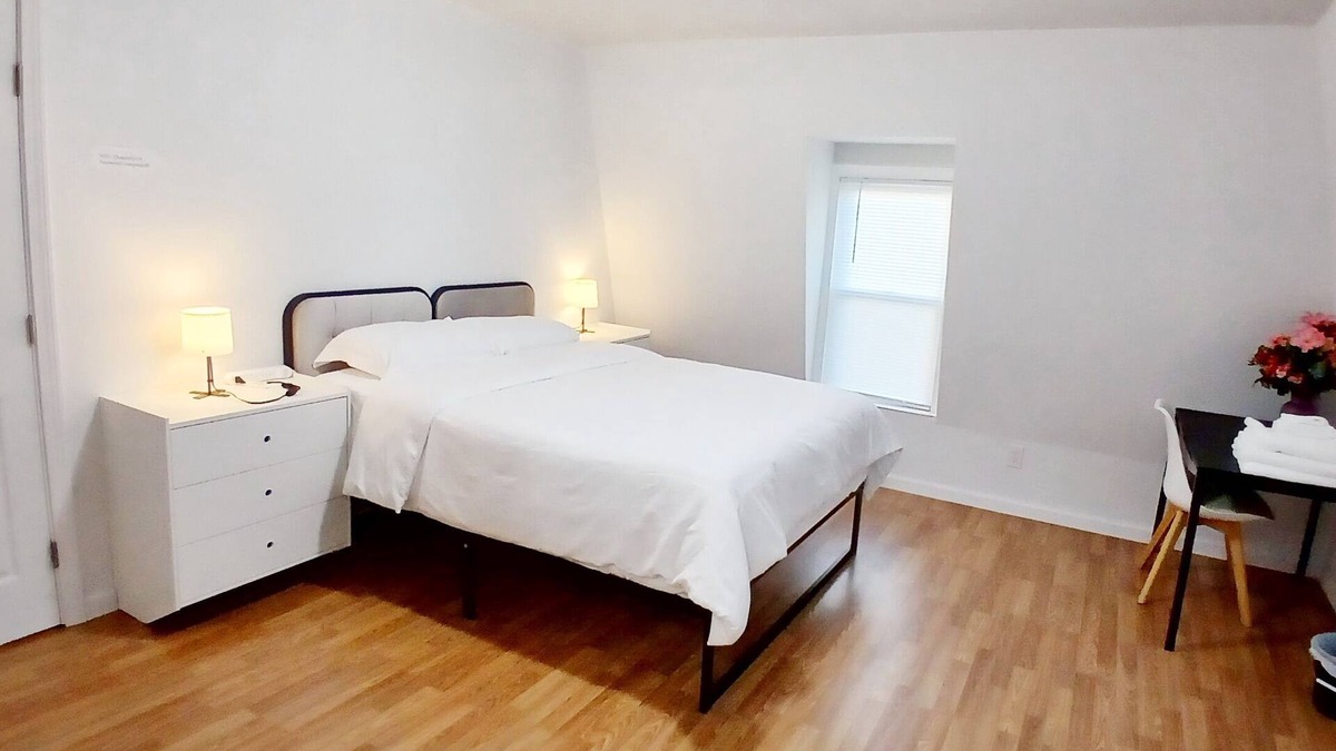 New London Apartment | Clean room w/Queen bed/exclusive bathroom. Free Wifi free parking self check in