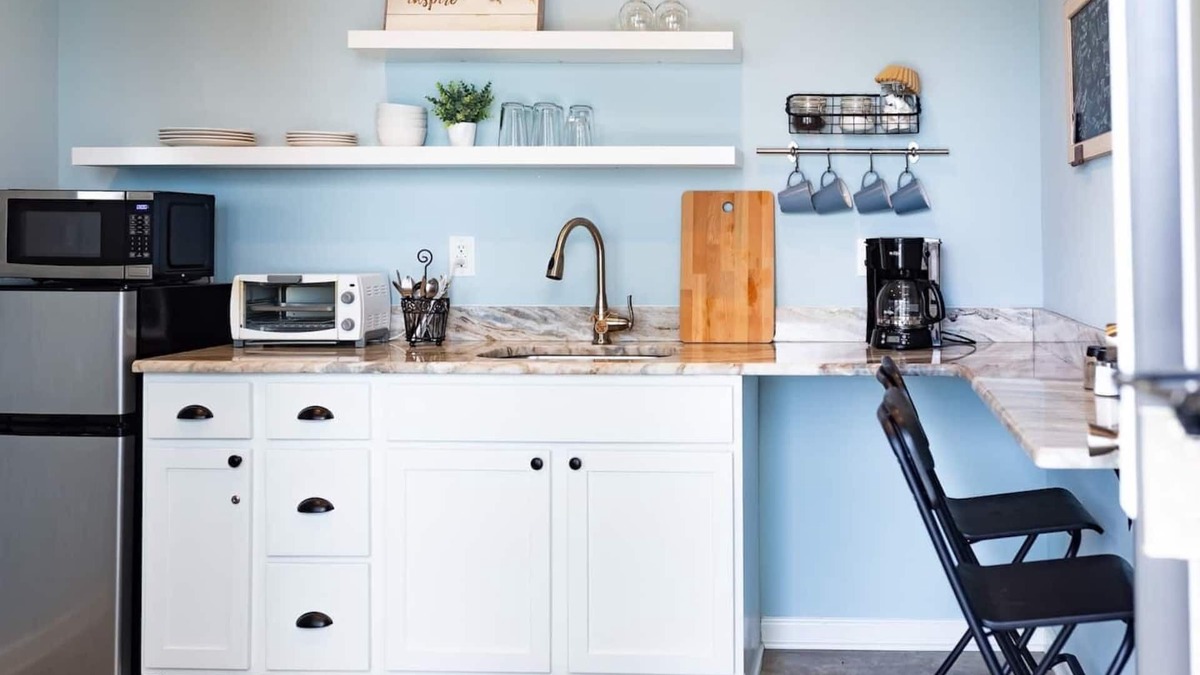 University District Apartment | Clean & Serene Studio - easy on/off interstate