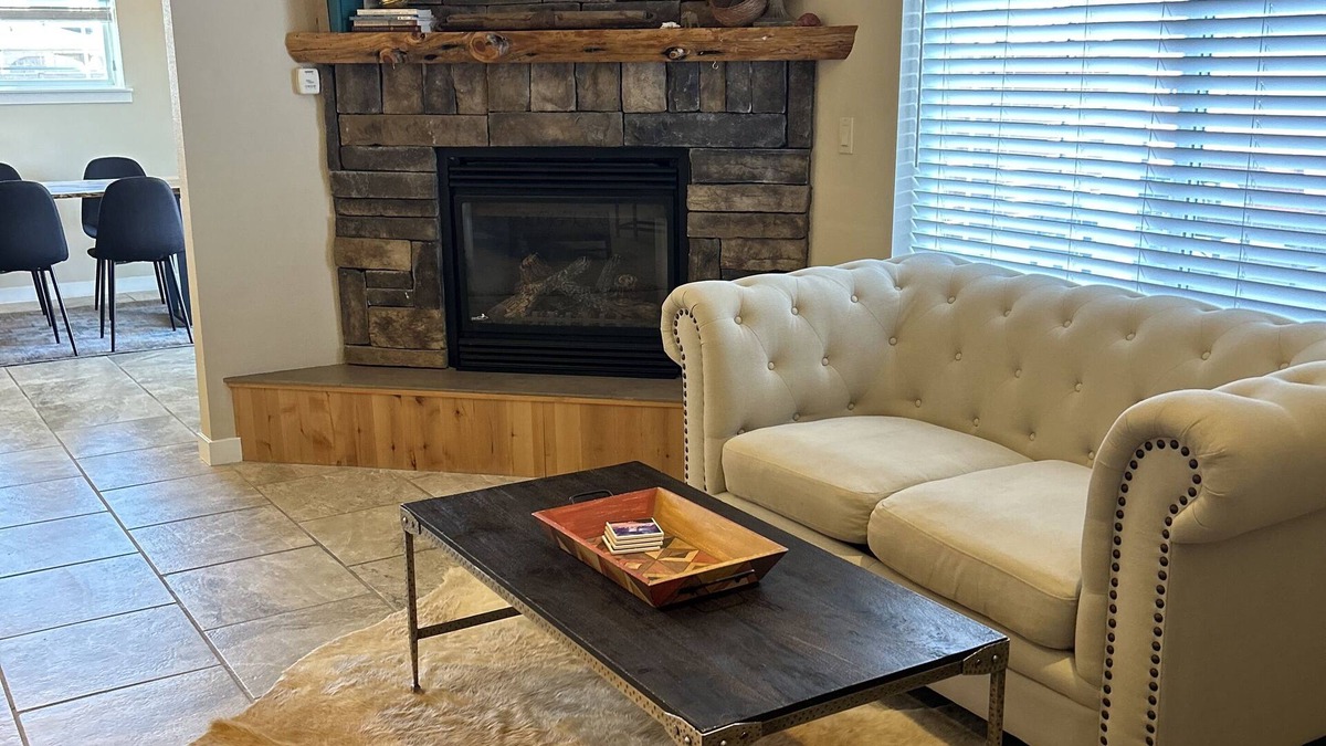 Redmond House | clean, stylish, relaxing home with hottub and fenced in backyard