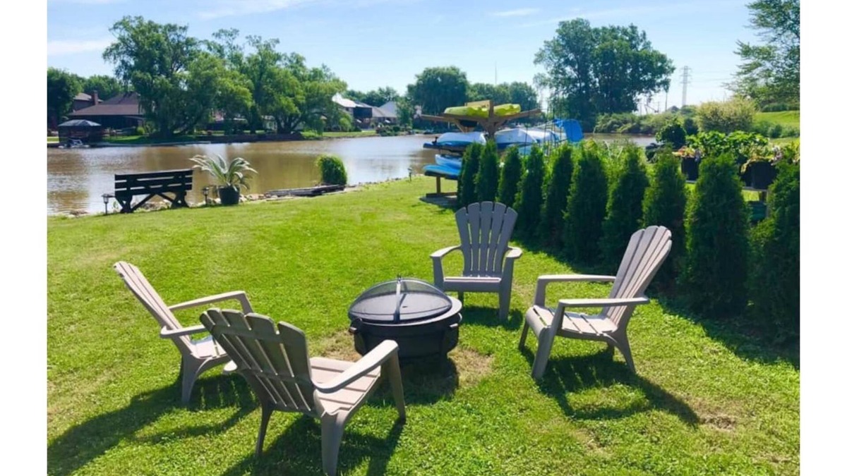 Lakeshore House | Clean two bedroom home on the water