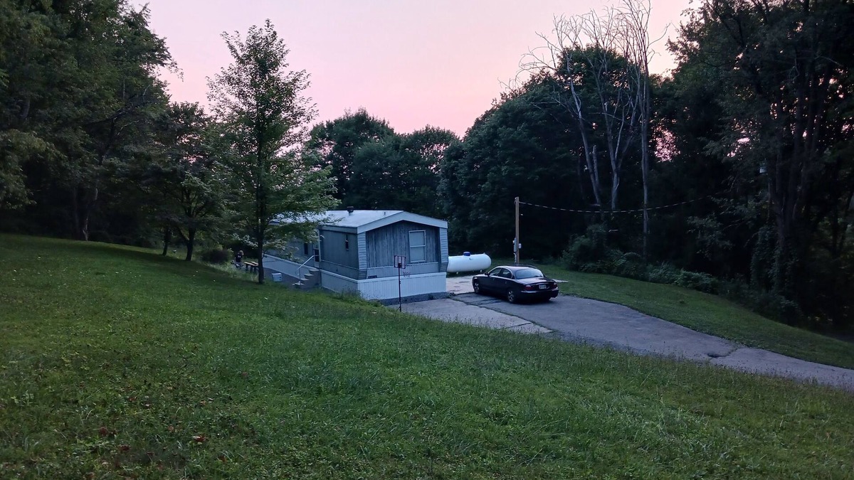 East Liverpool House | Clean, updated 3-bedroom mobile home in peaceful, Glenmoor Ohio with AC, WiFi