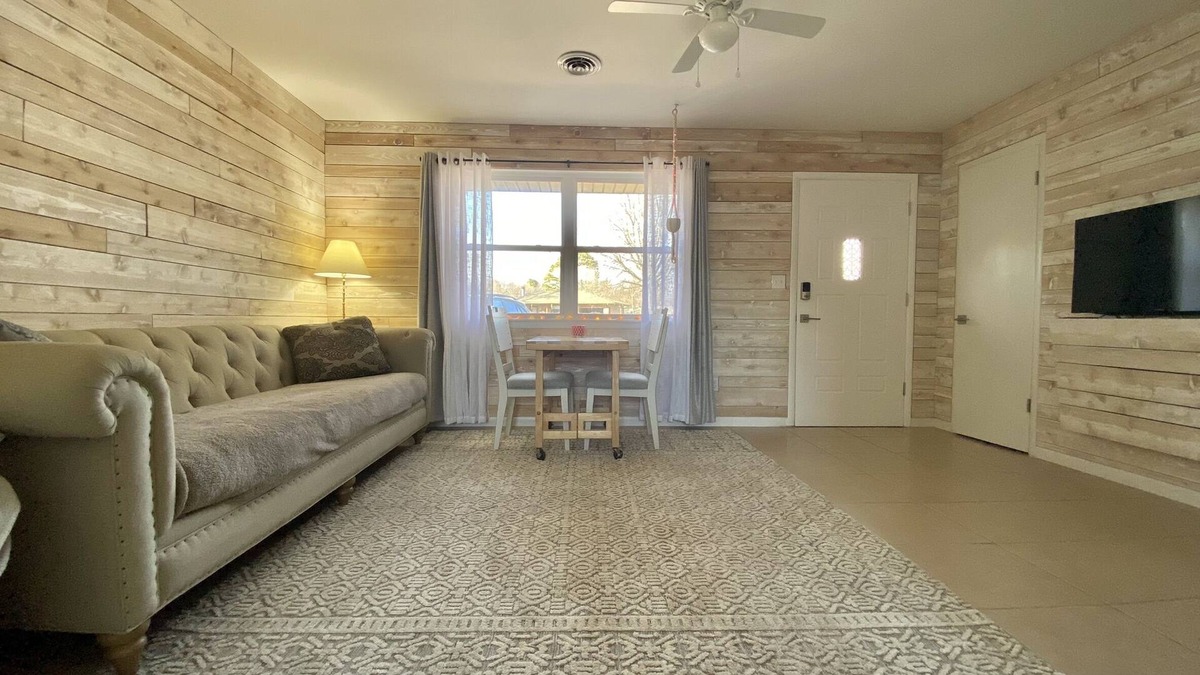 Springdale House | Clean updated private yard house 2-5min drive to attractions