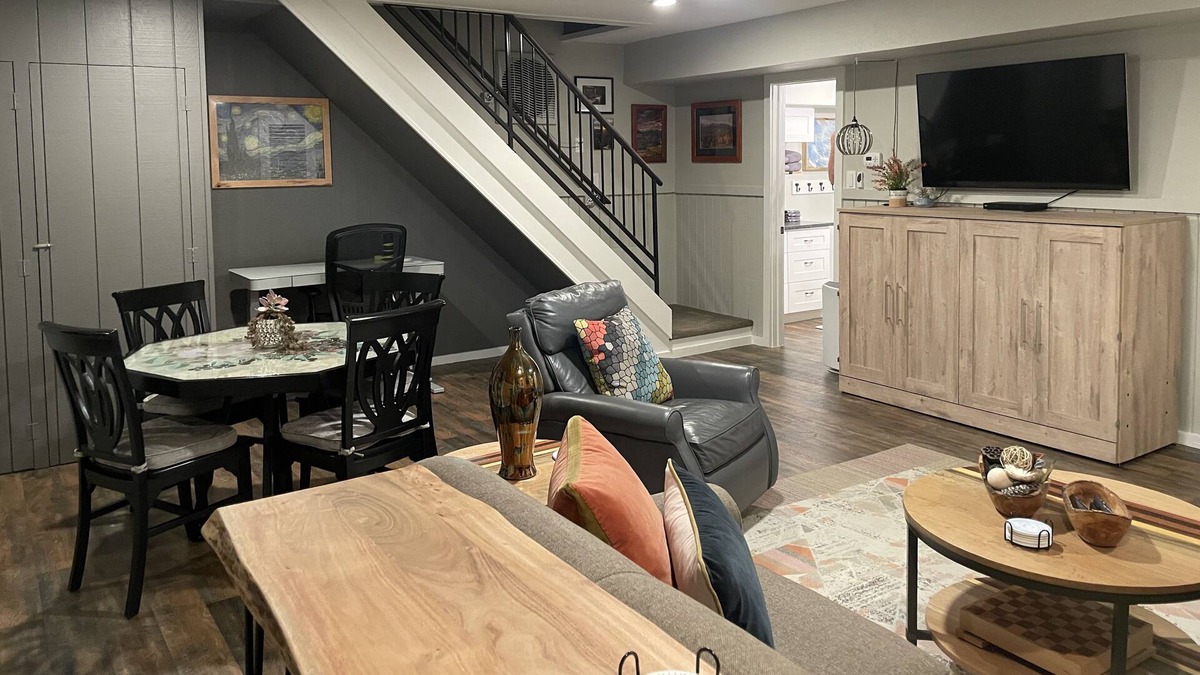 Applewood West House | Clean & Updated. Tons of Amenities. Near Red Rocks Denver & Mountains. Sleeps 6