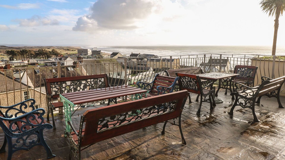 Pendine House | CLEAR VIEW, pet friendly, character holiday cottage in Pendine