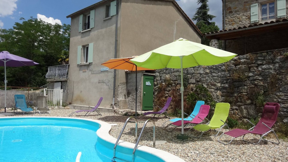 Saint-Paul-le-Jeune House | Clear waters, bed and breakfast "the source
