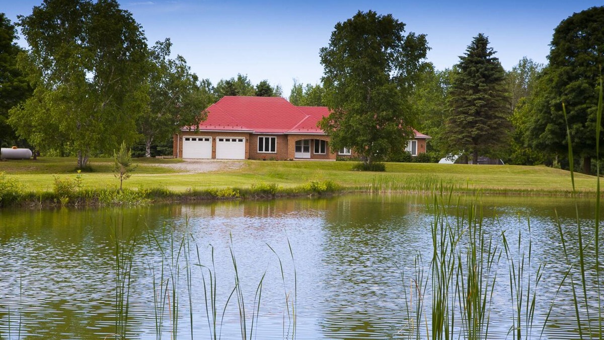 Clearview House | Clearview Manor (Wasaga Beach)(Blue Mountain)
