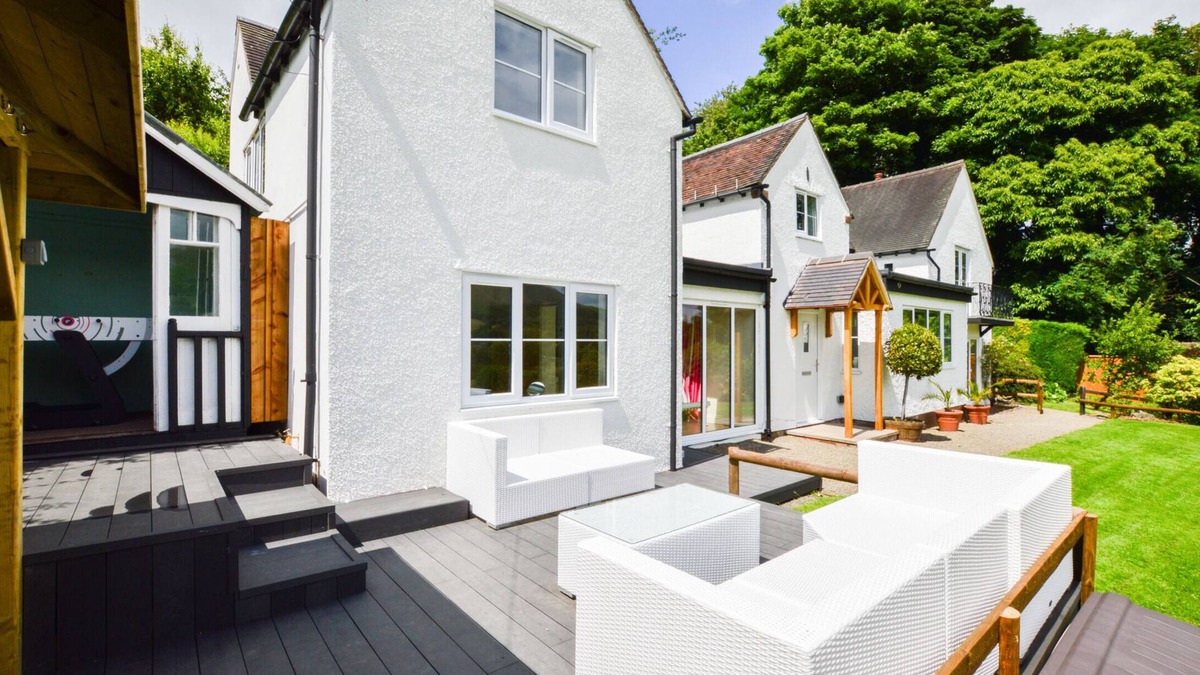 Church Stretton Cottage | CLEARVIEWS spectacular views, all superking rooms en-suite, hot tub, walk to pub