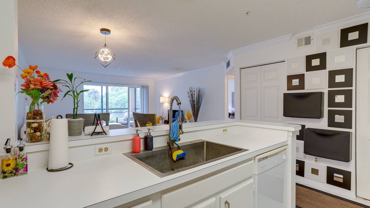 Feather Sound Condo | Clearwater Condo w/Community Pool Access