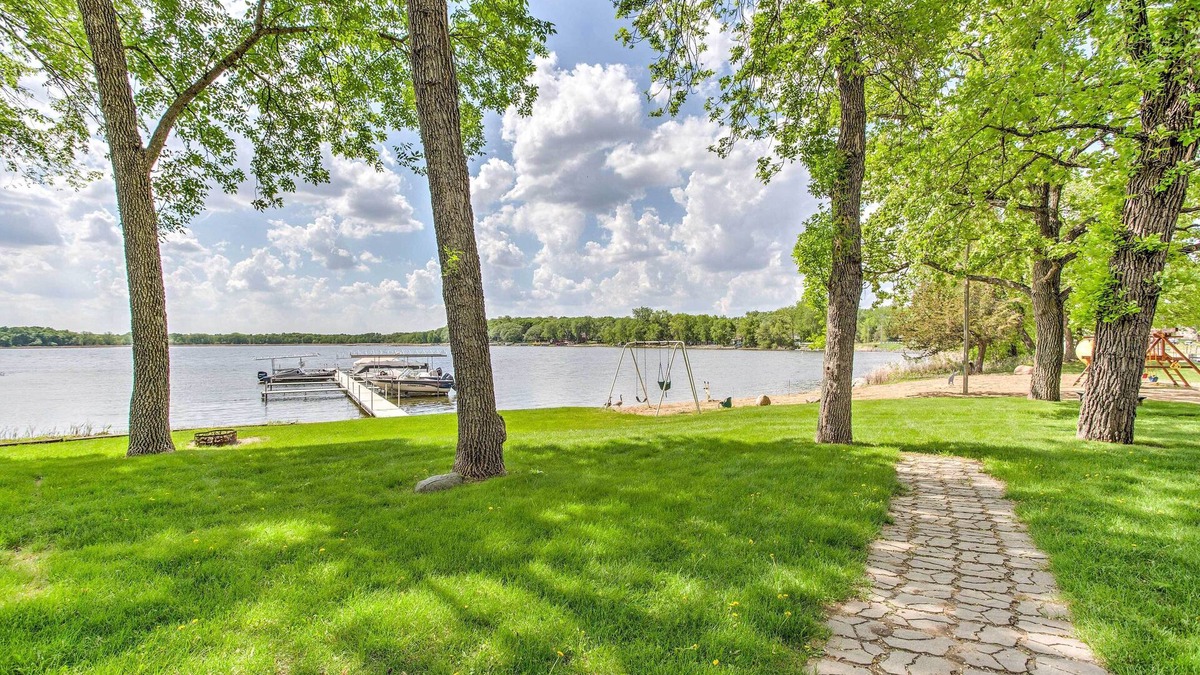 Annandale House | Clearwater Lake Getaway w/Shared Pool & Boat Dock