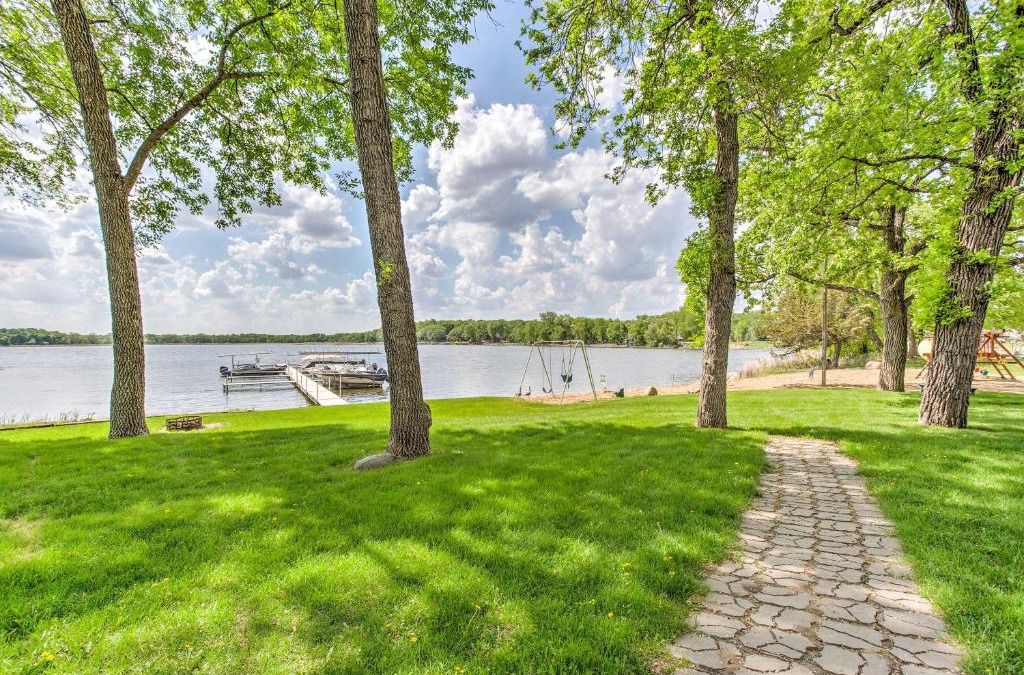 Annandale House | Clearwater Lake Getaway with Shared Pool and Boat Dock