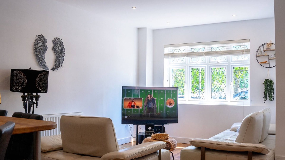 London Borough of Bromley House | Cleave House -3bed/2bath with Garden Stunning Holiday/Contractor Accommodation