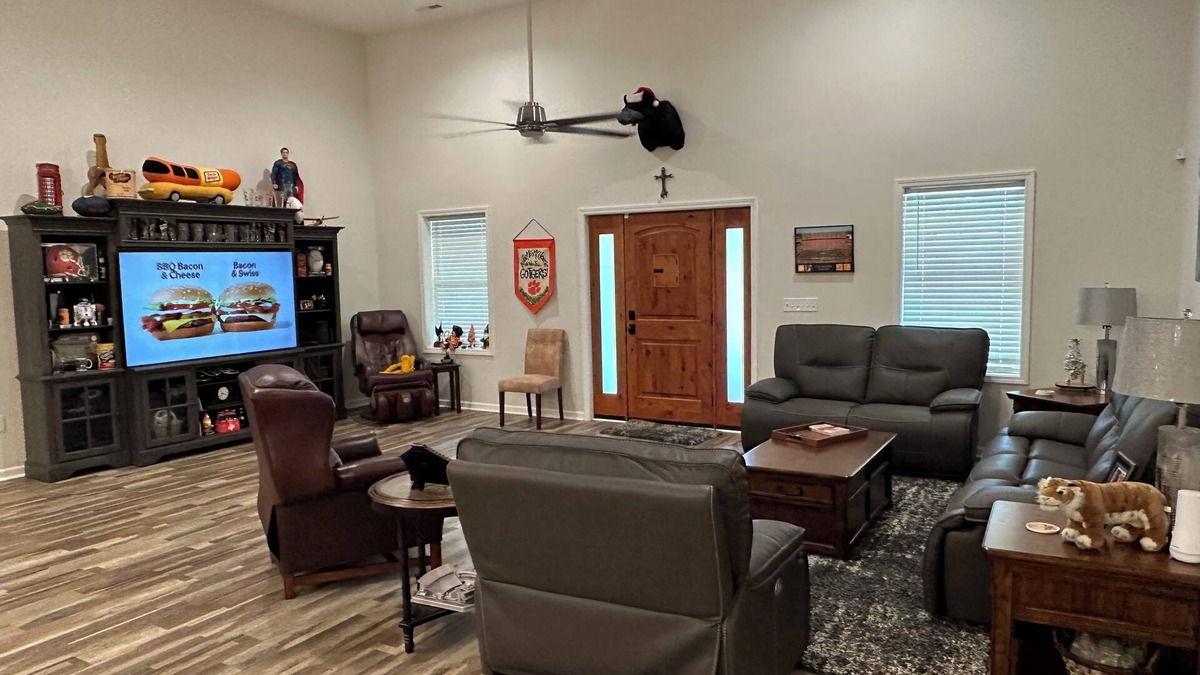 Seneca Apartment | Clemson, super close to stadium. 1300 sqft -1 bdrm, 1 bth apartment.