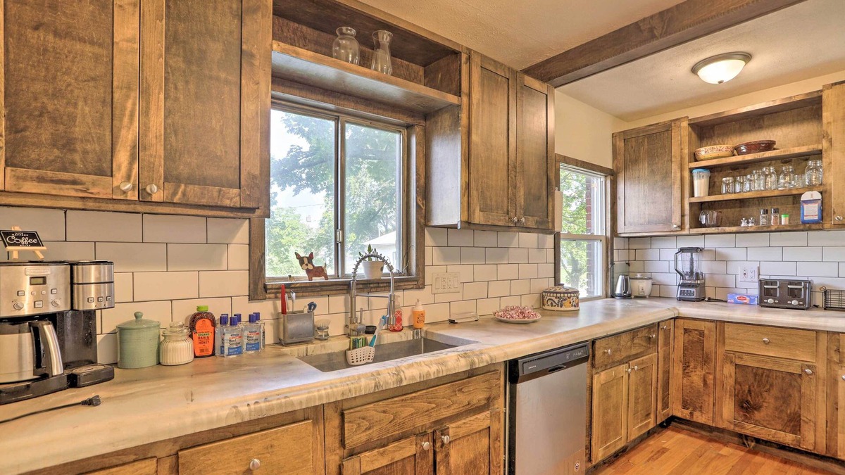 Garfield Heights House | Cleveland Area Home w/Deck < 10 Mi to Dtwn!