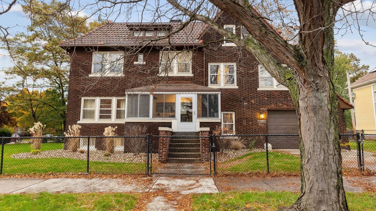 Cleveland House | Cleveland Castle- Unbeatable proximity to CWRU, UH, & The Best of the East Side