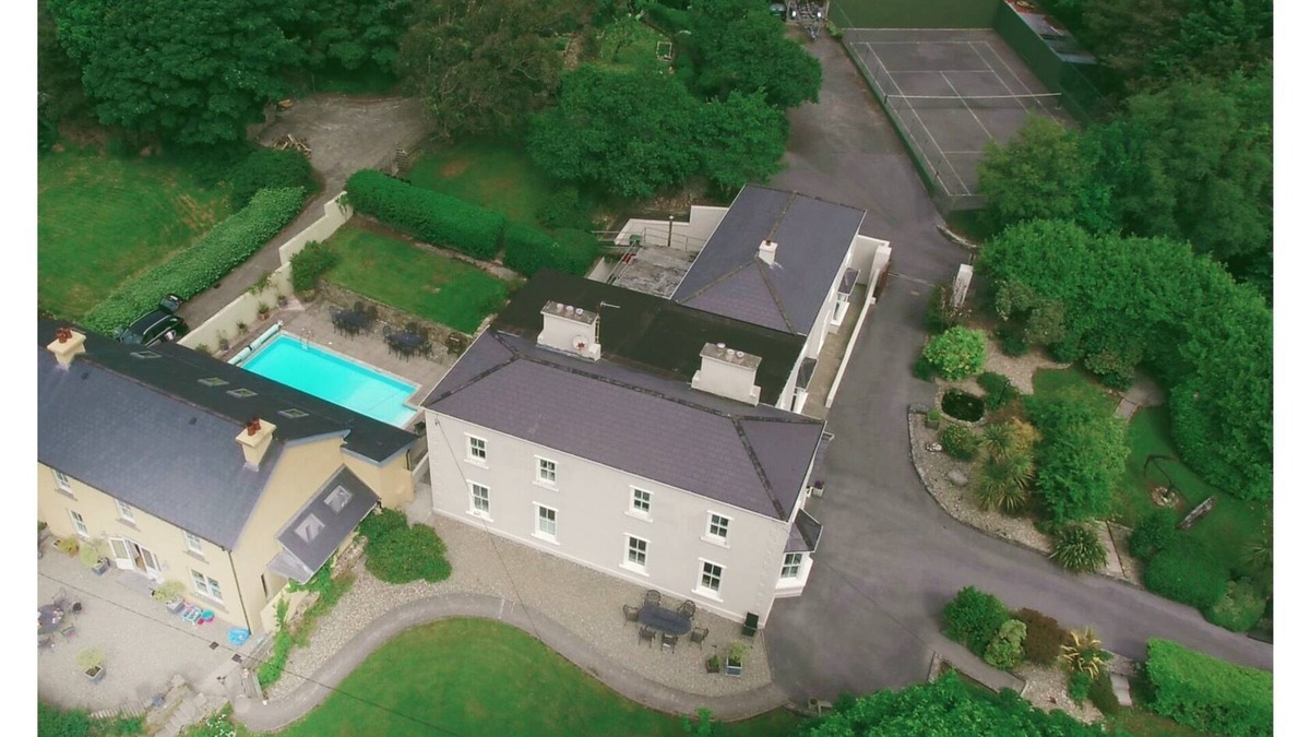 Clifden House | Clifden's premier holiday home with heated pool + sauna - sleeps 24