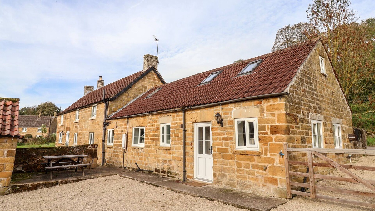 Scawton House | CLIFF COTTAGE, pet friendly, character holiday cottage in Thirsk
