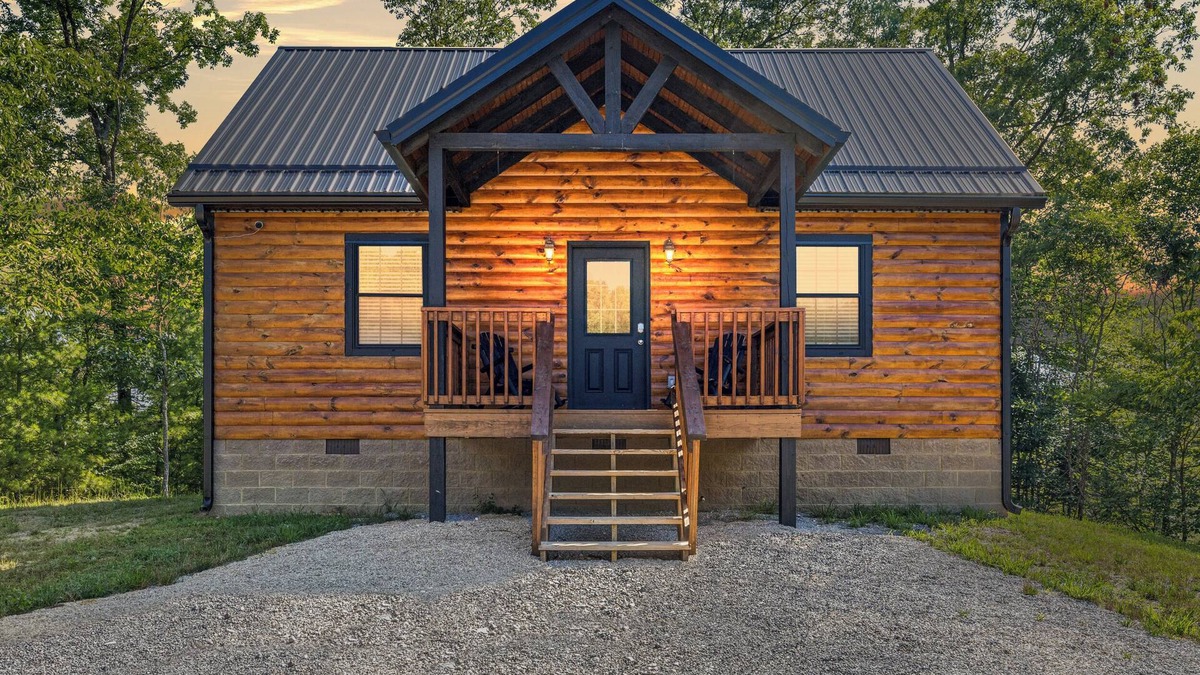 Rogers Cabin | Cliff Haven at Red River Gorge 2-bedroom cabin with WiFi, AC, Hot Tub, Pool