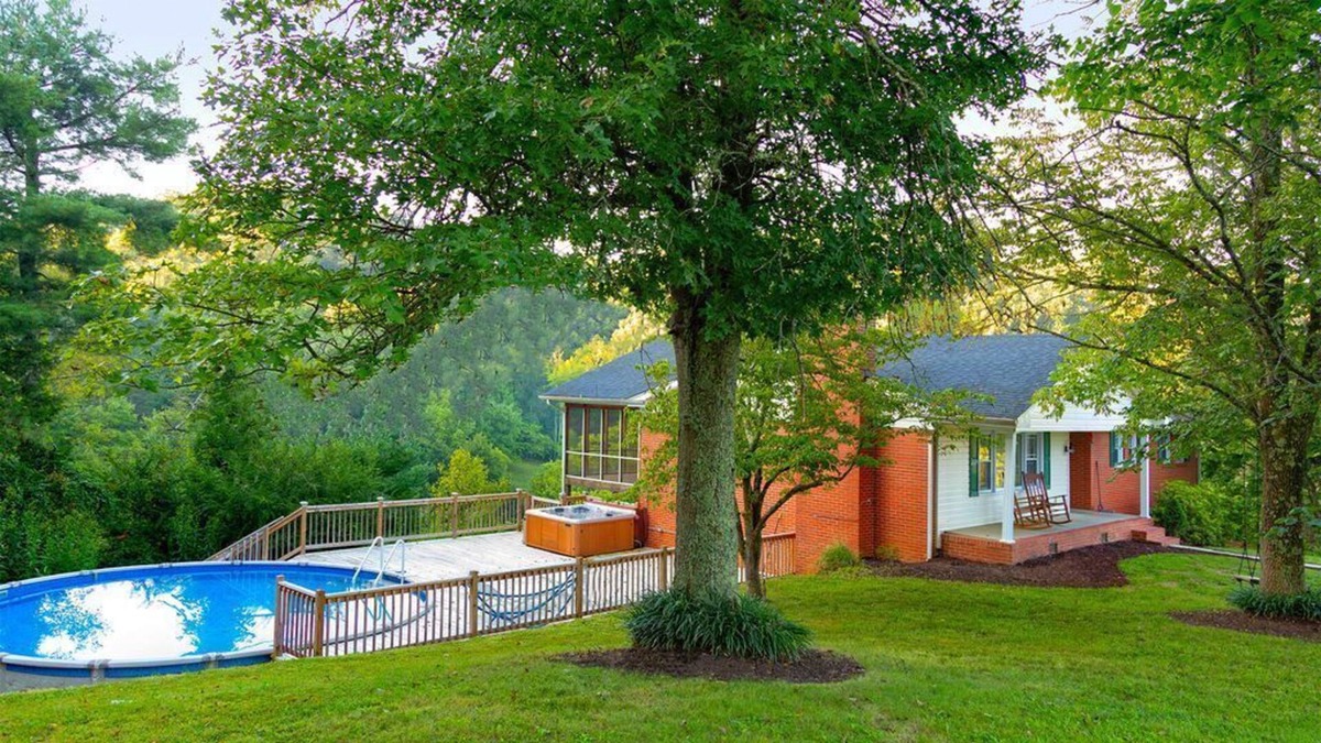 Bristol House | Cliff House -New Pool, Private, Bristol Motor Speedway, Casino Minutes Away!