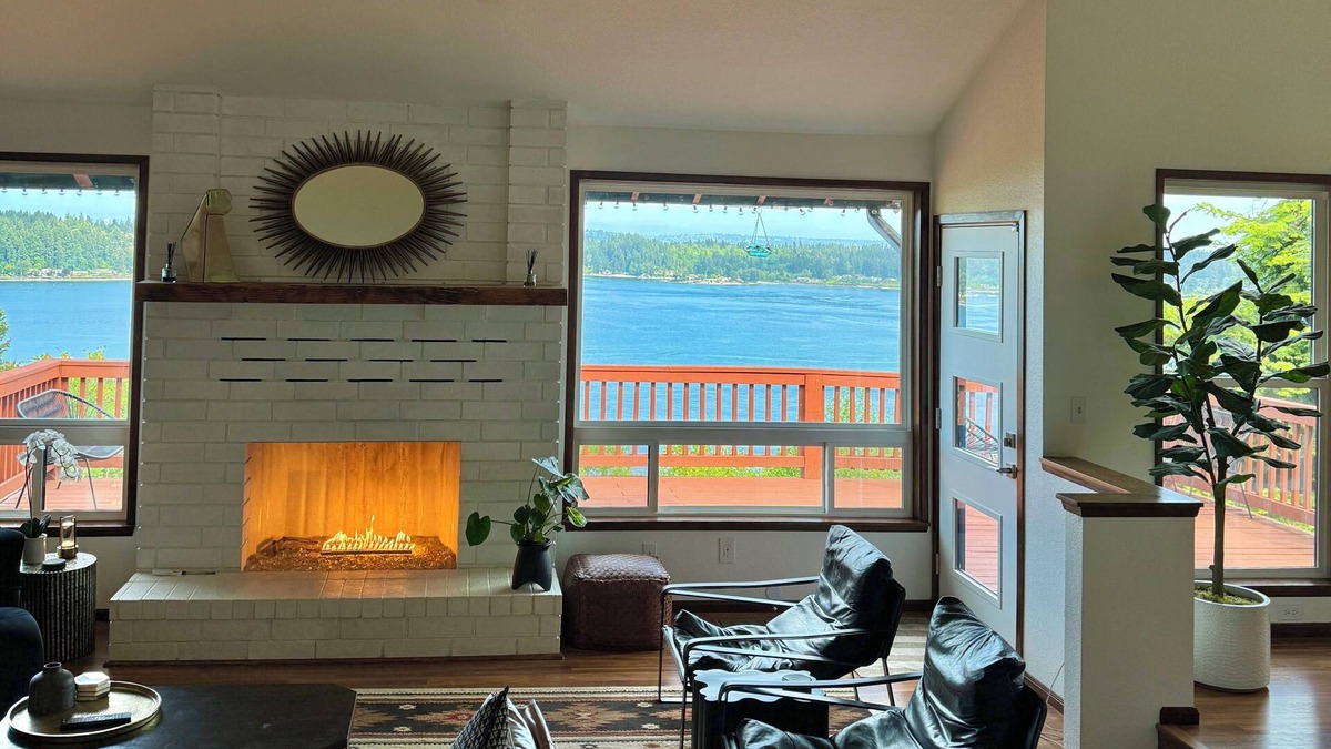 Bremerton House | Cliff house with 5 king bedrooms, Sauna, and 2 Hot Tubs!