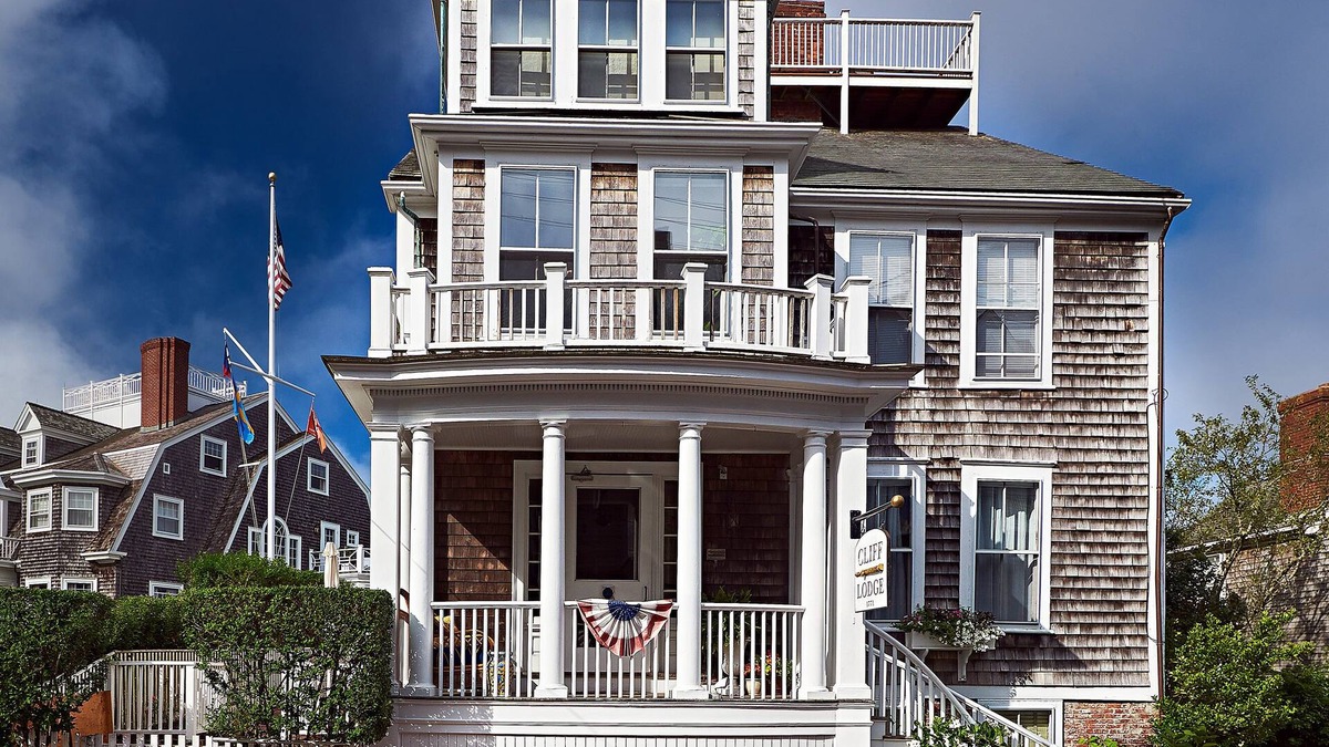 Brant Point Bed & Breakfast | Cliff Lodge