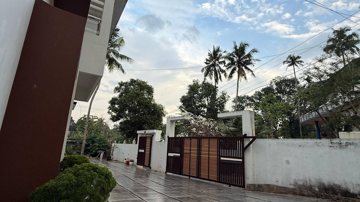 Varkala House | Cliff Niyara 5min drive to Beach and Cliff 2-bedroom house with AC in Varkala