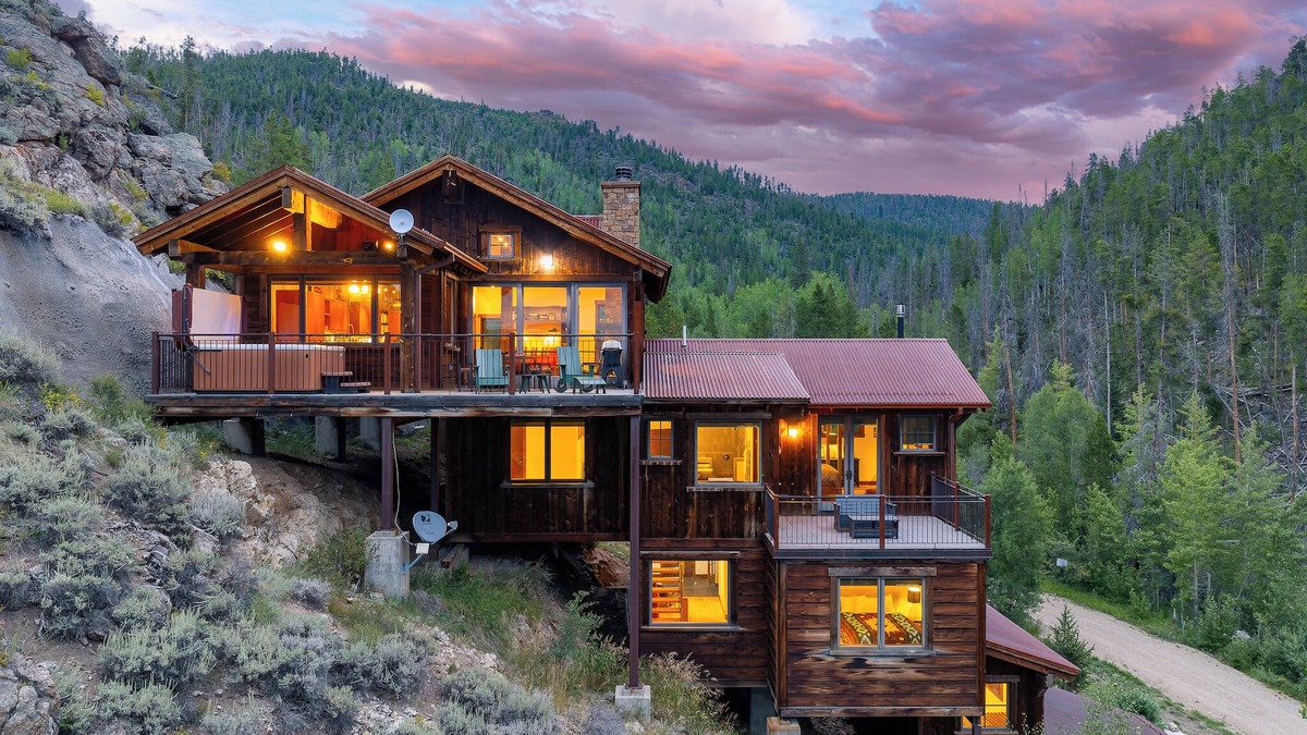 Tabernash House | Cliff Side Luxury Chalet I Private Hot Tub I Amazing Views I Best Price I Discounted Attractions