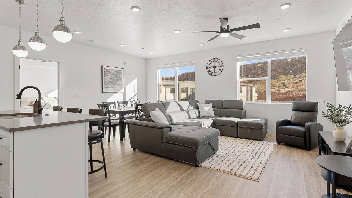 St. George Condo | Cliff Side Retreat: Resort Indoor/Outdoor Pool, Basketball + Pickleball