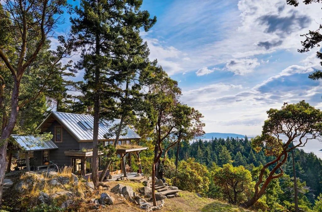 Pender Island House | Cliff Top Family Home Over Looking the Ocean