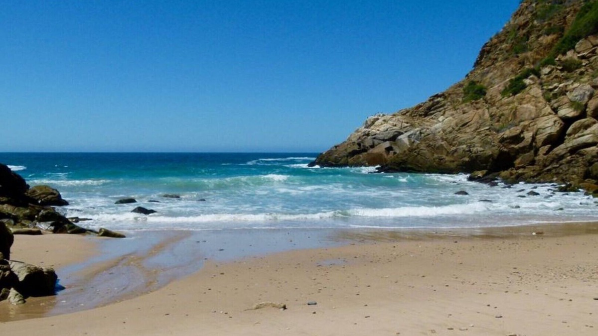 Victoria Bay Villa | Cliff Top House No.8 (Sleeps 4, 2 Bedrooms)