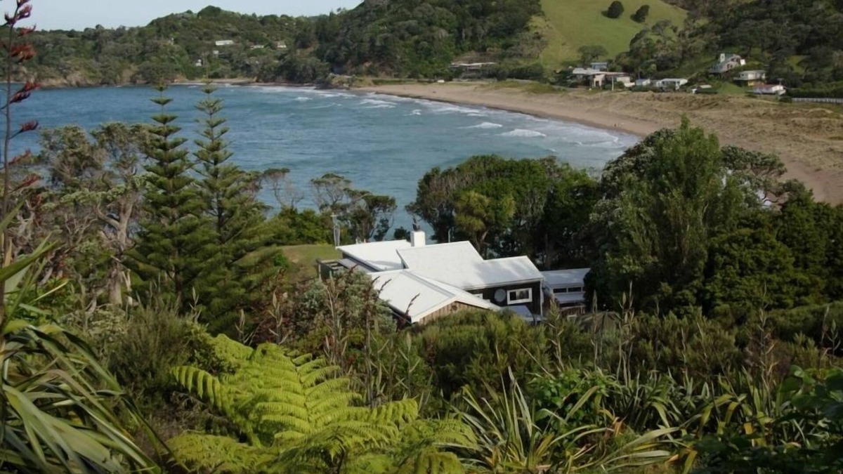 Matapouri House | Cliff top stunningly located original bach
