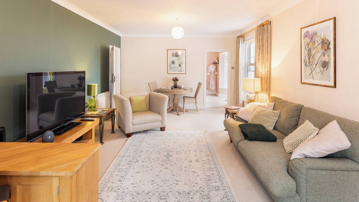 Lyme Regis Cottage | Cliff View Cottage looking out to sea with garden