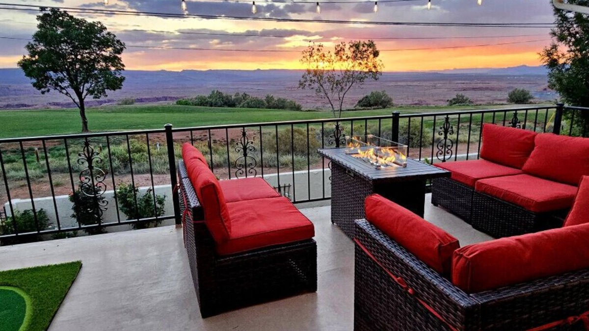 Page House | Cliff Views, Hot Tub, Kayaks, Boat Parking, SUPs, Pool Table, Fire Pit, Golf, Air Hockey, Ping Pong