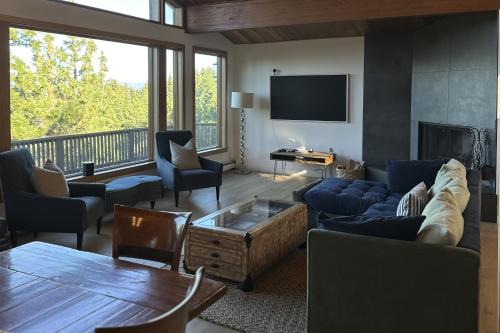 Round Hill Village House | Cliffside Retreat