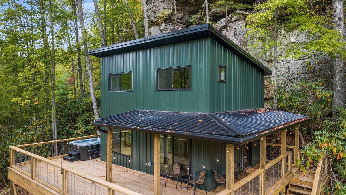 Pine Ridge Cabin | Cliffside Treehouse - Modern Treehouse Escape with Hot Tub