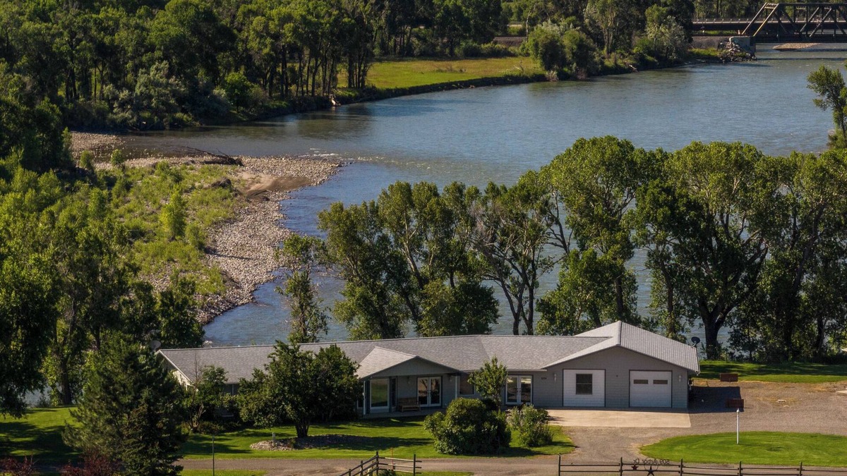 Livingston House | Clifftop Lookout on the Yellowstone - Stunning Views of the Yellowstone River