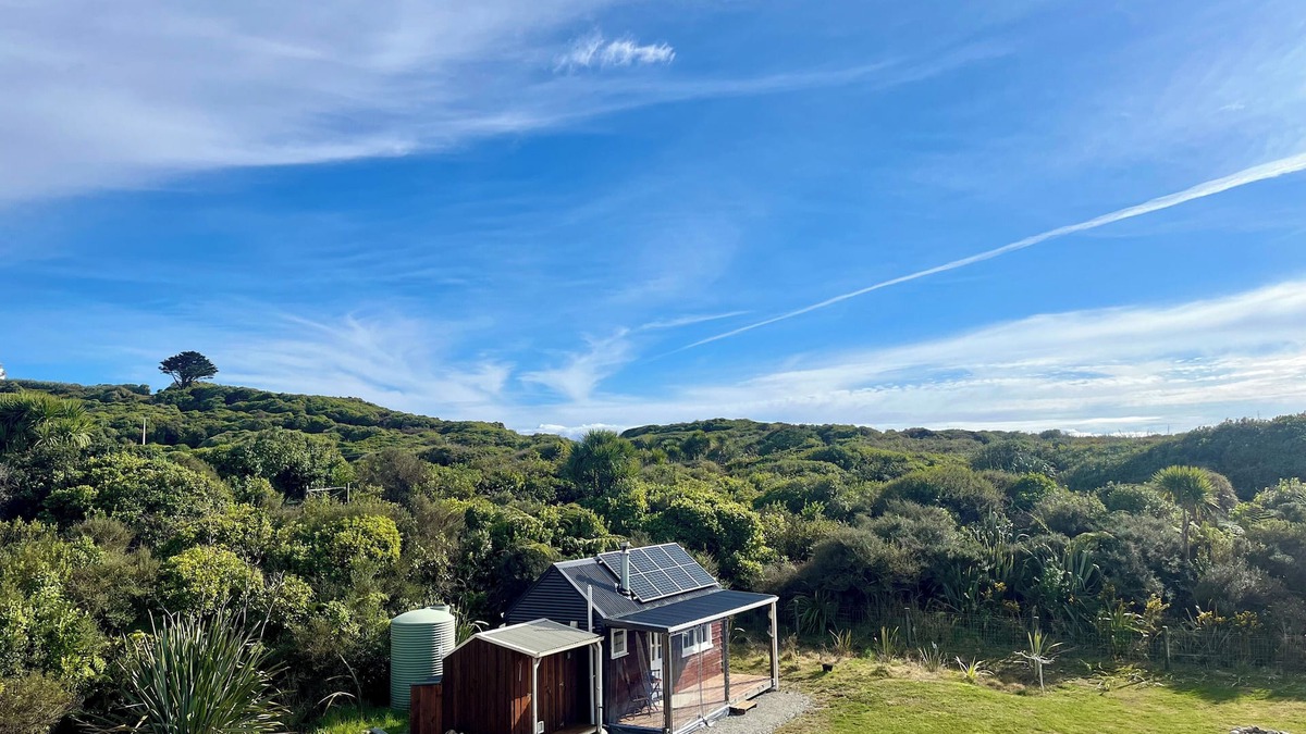Cape Foulwind Cabin | Clifftop nature retreat with stunning ocean views