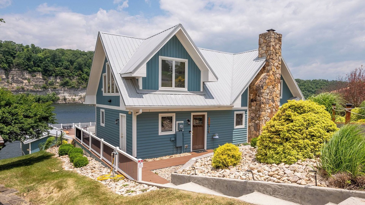 Ingles House | Cliffview Lakefront Retreat! Huge Dock, Floating Dock, Fire Pit, Multiple Patios