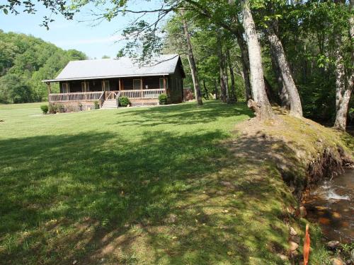 Whittier House | Climbing Bear Creekside Cabin