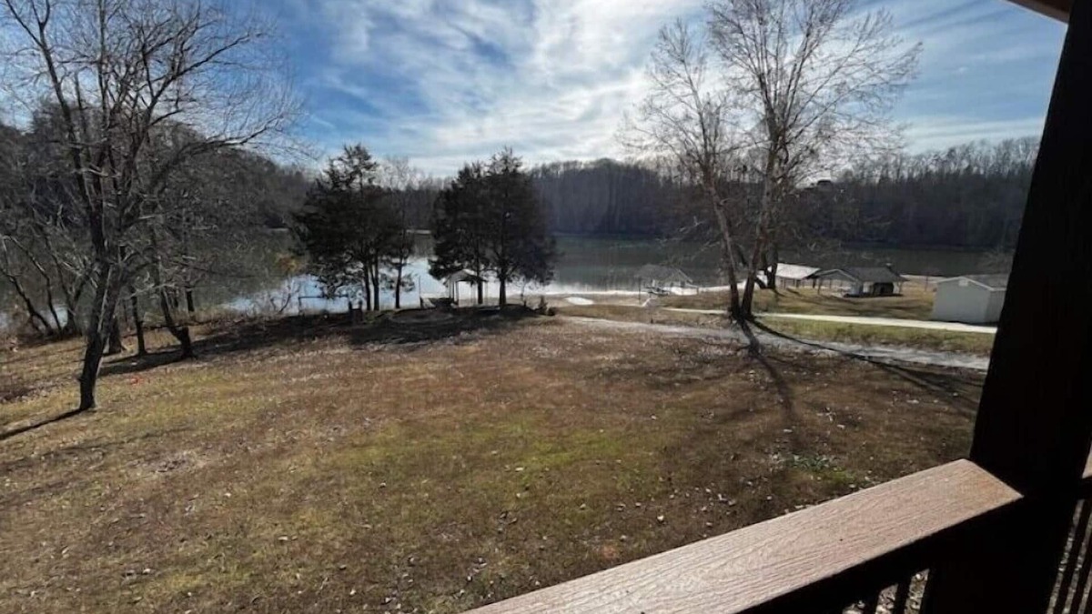 Kingston House | Clinch River Getaway - A lakefront retreat, just 5 minutes from grocery.n