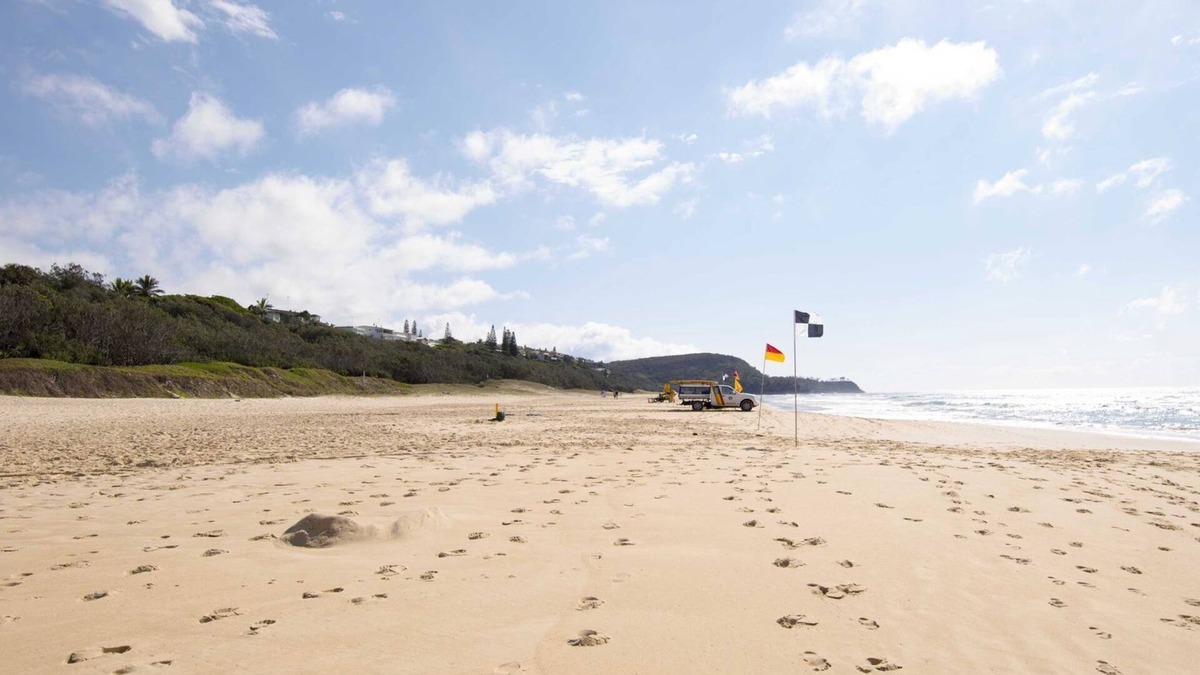 Sunrise Beach House | CLINT'S BEACH COTTAGE - PET FRIENDLY HOME - 8 mins walk to kilometers of beach