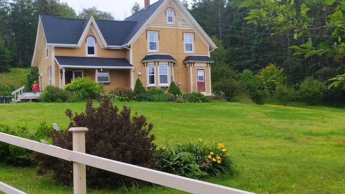 New London House | "Clinton Hills Summer House"nn2023 Tourism PEI license nbr:40000015