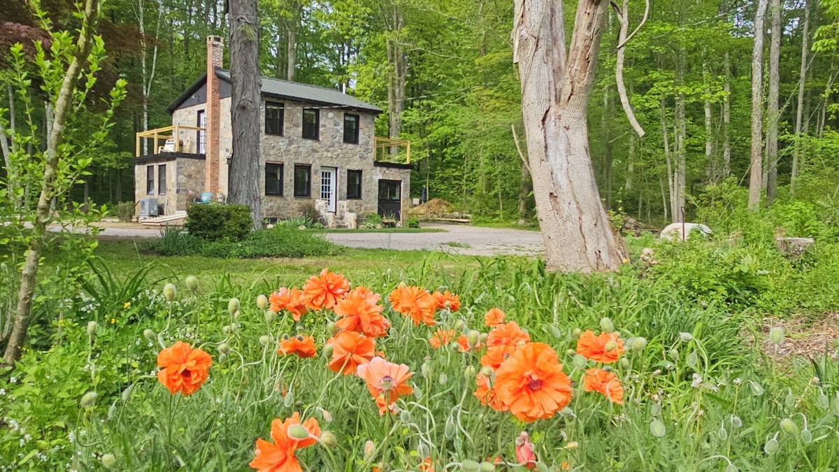 Clinton Cottage | Clinton's Hidden Secret Renovated 2-bedroom Stonehouse with WiFi, AC and more