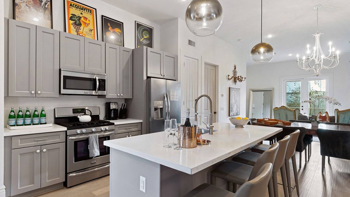Faubourg Lafayette House | Clio Street Masterpiece- 3BR Ideal location-Professionally designed